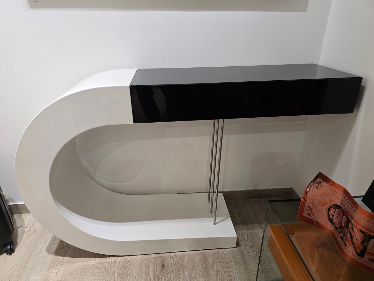Console design noir et blanc
