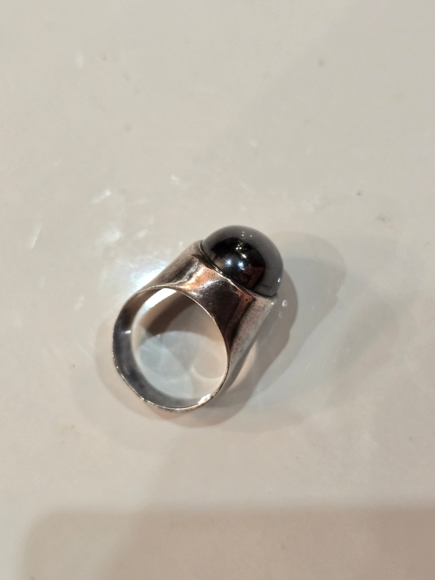 Bague vintage en argent et hématite cabochon