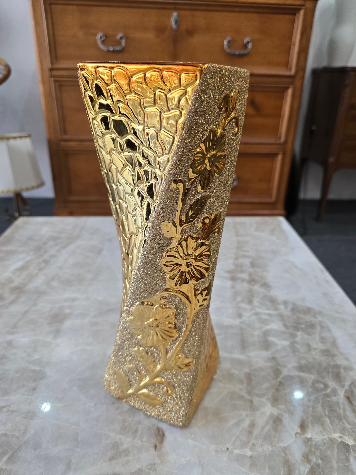 Vase décoratif en céramique dorée