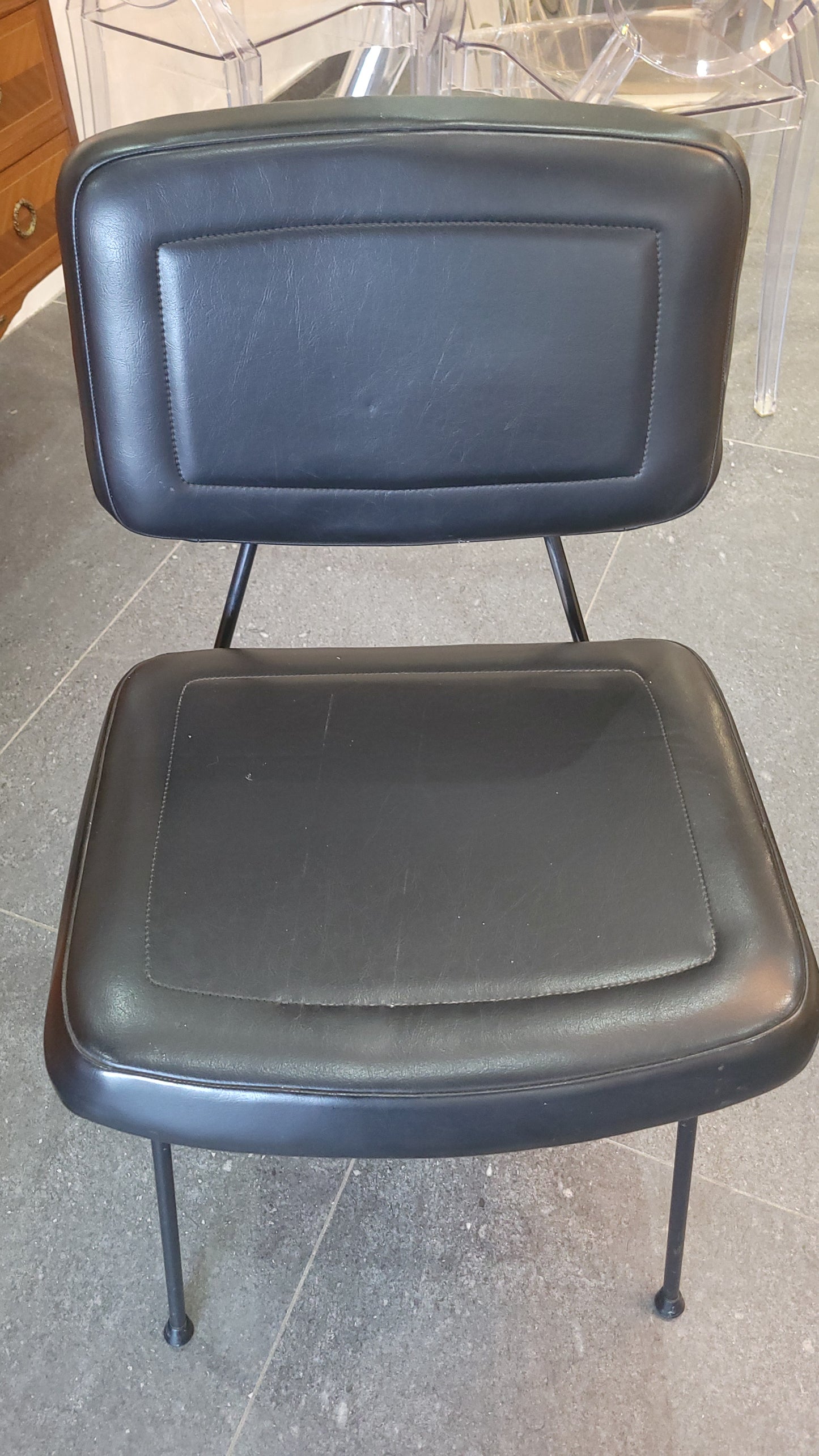 Chaise vintage en cuir noir – modèle 196, Pierre Paulin