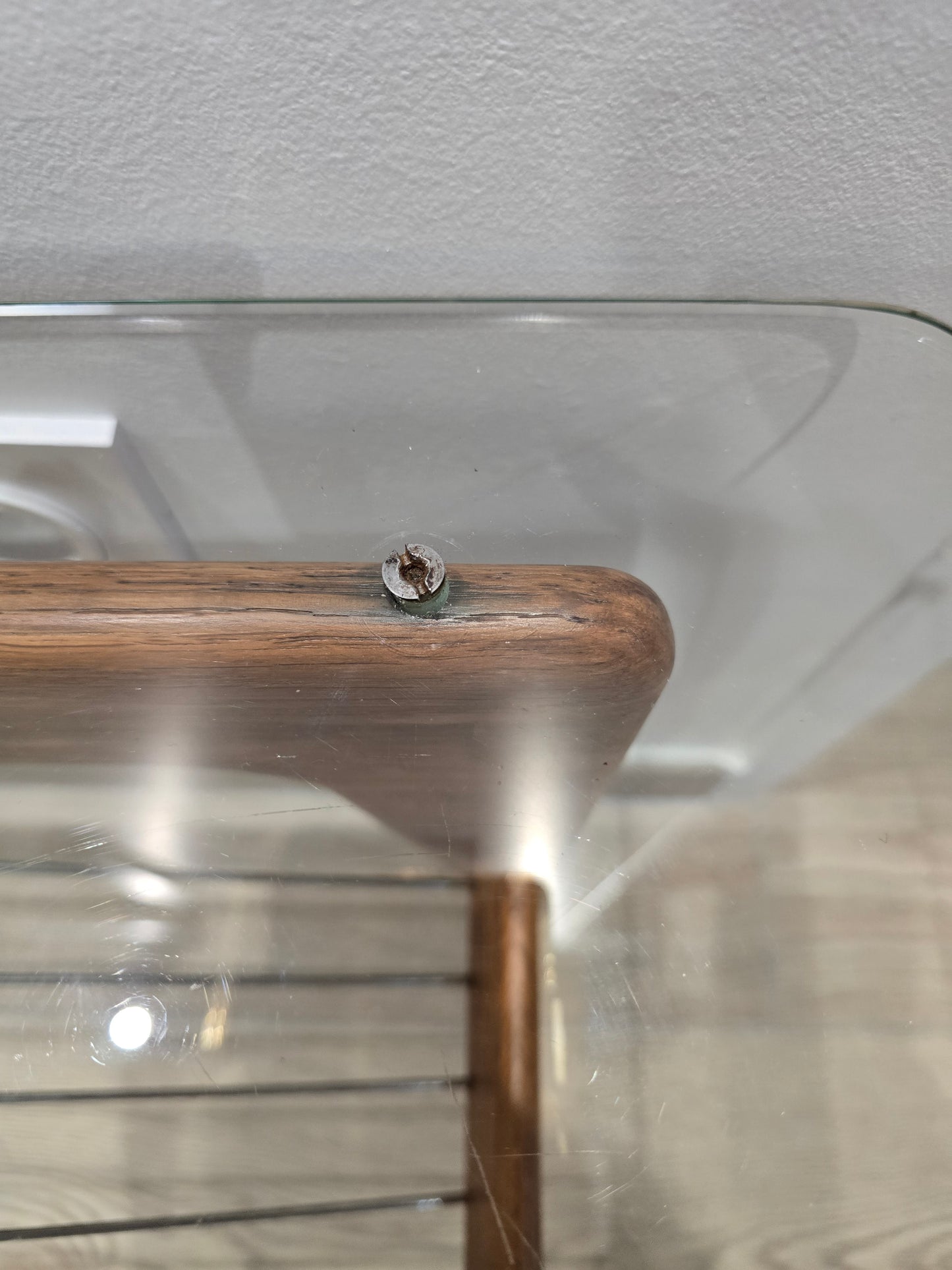 Table basse vintage en bois et verre – Design scandinave
