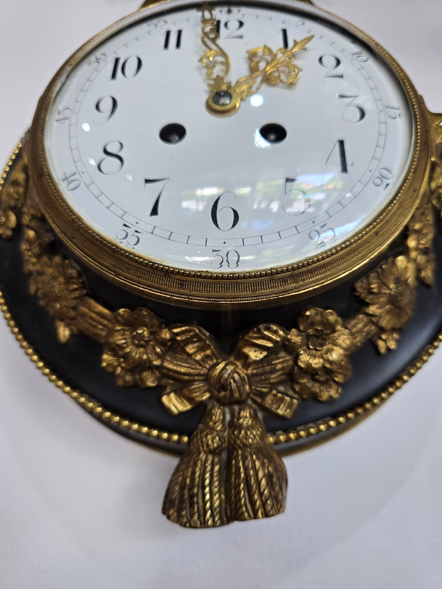 Pendule murale de style Louis XVI en bronze doré – XIXe siècle