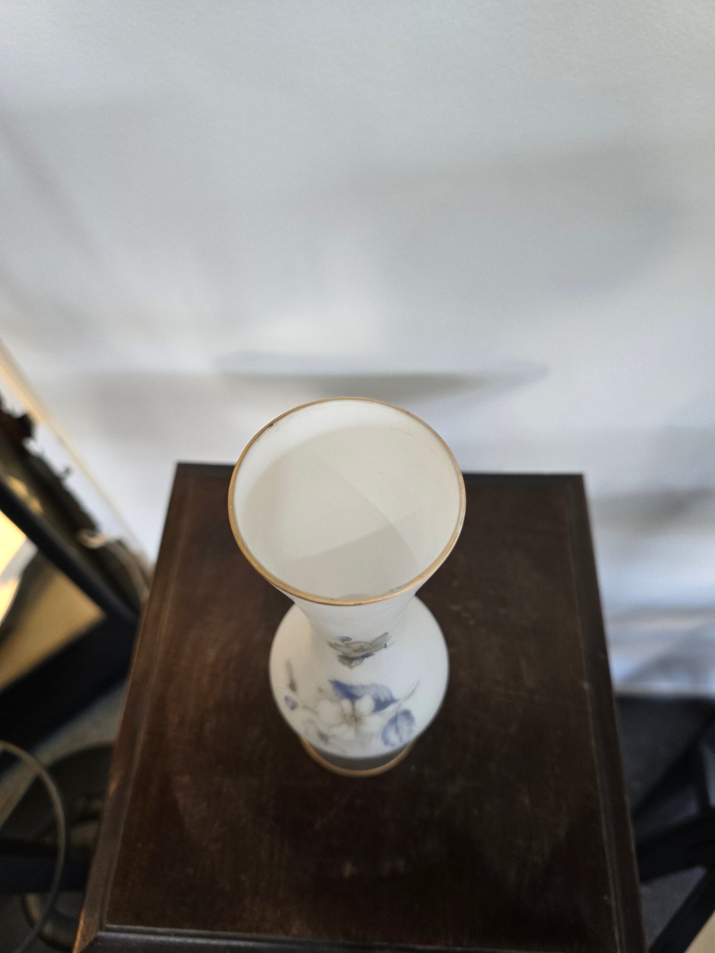 Soliflore ancien en verre dépoli décor floral bleu