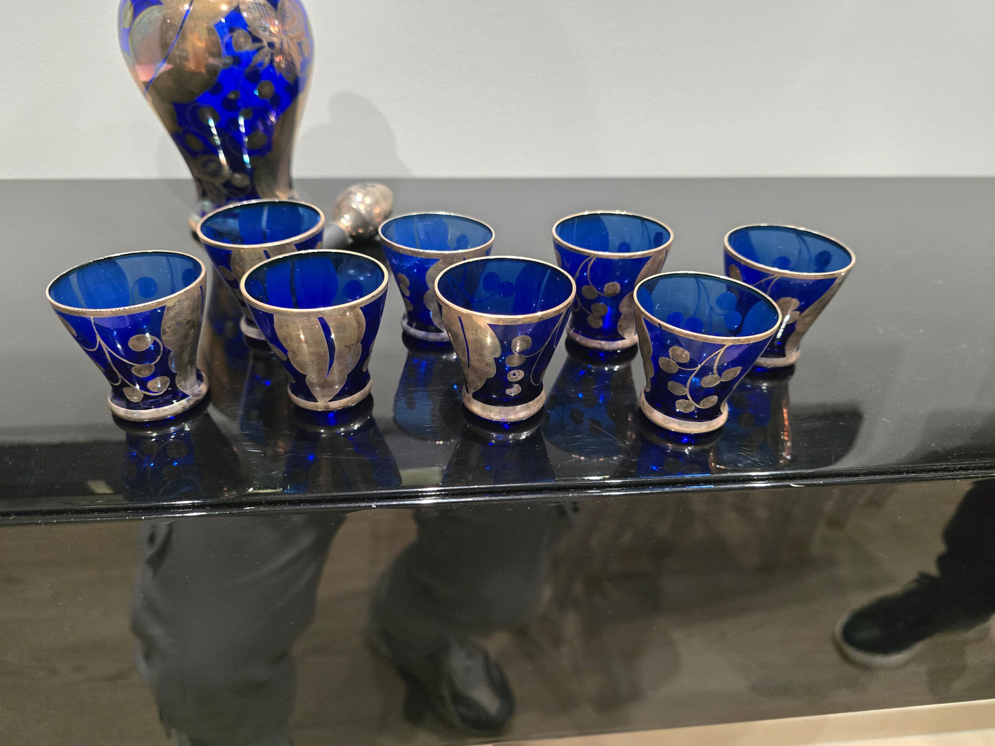 Service à liqueur ancien en verre bleu cobalt décoré d’argent – 1 carafe + 8 verres