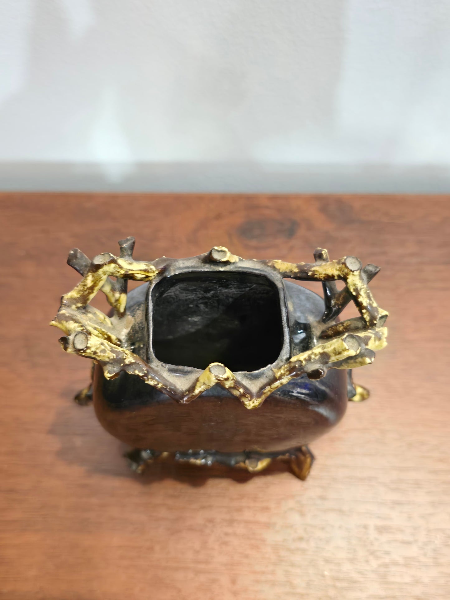 Petit vase décoratif ancien avec peinture de château au bord d’un lac - Circa 1950