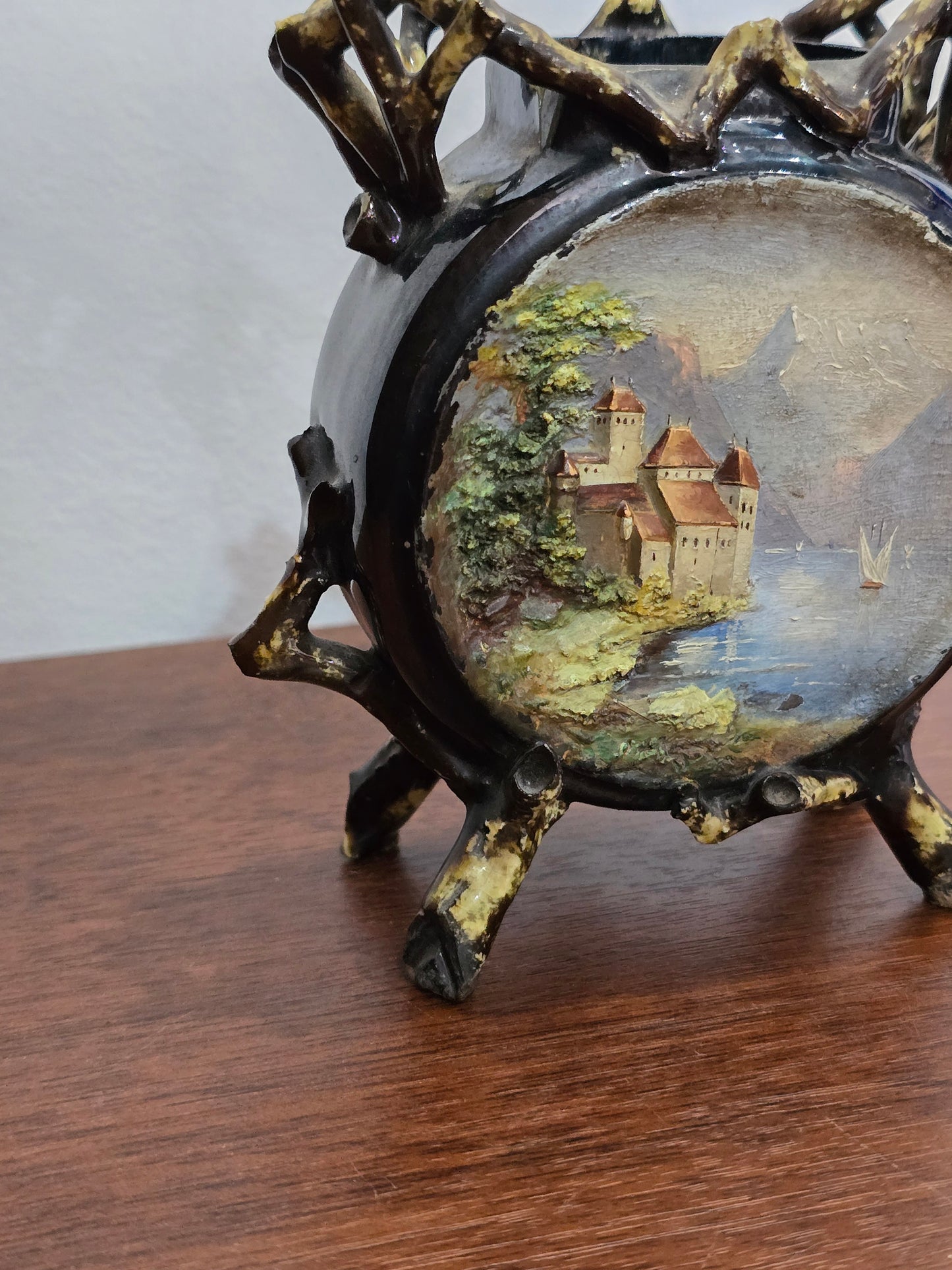 Petit vase décoratif ancien avec peinture de château au bord d’un lac - Circa 1950