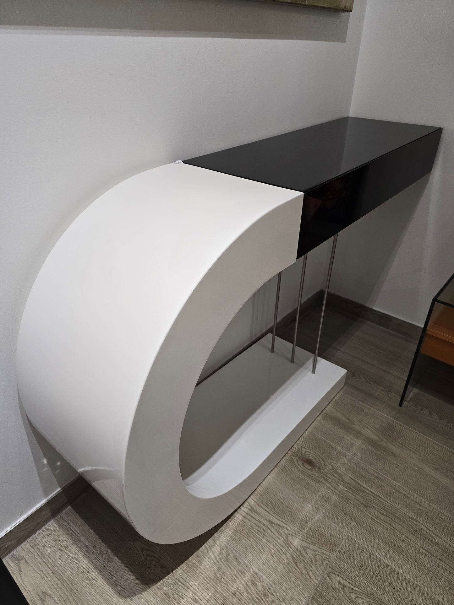 Console design noir et blanc