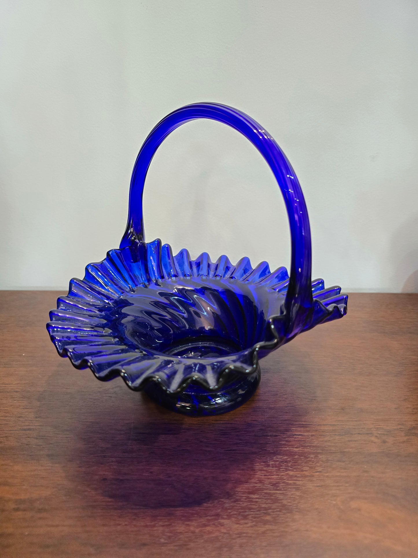 Panier en verre bleu cobalt soufflé à la main