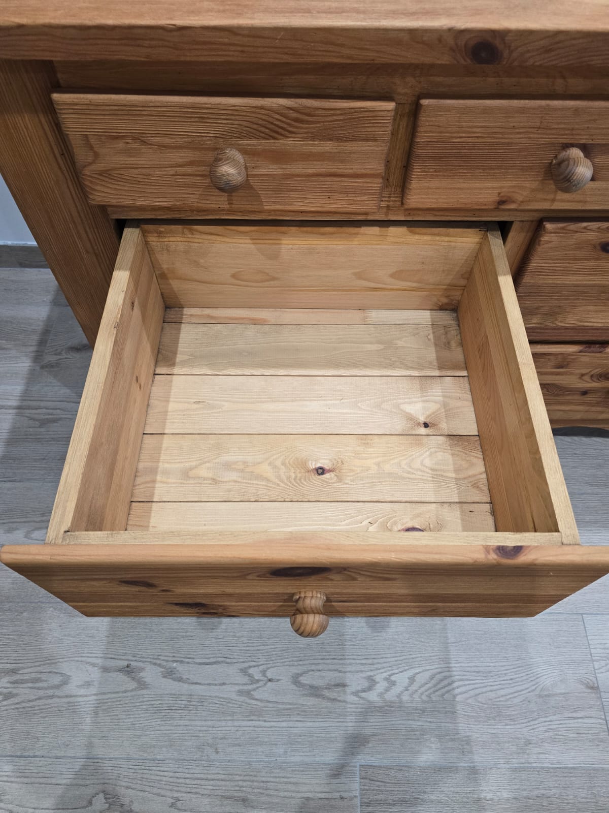 Commode rustique en pin massif