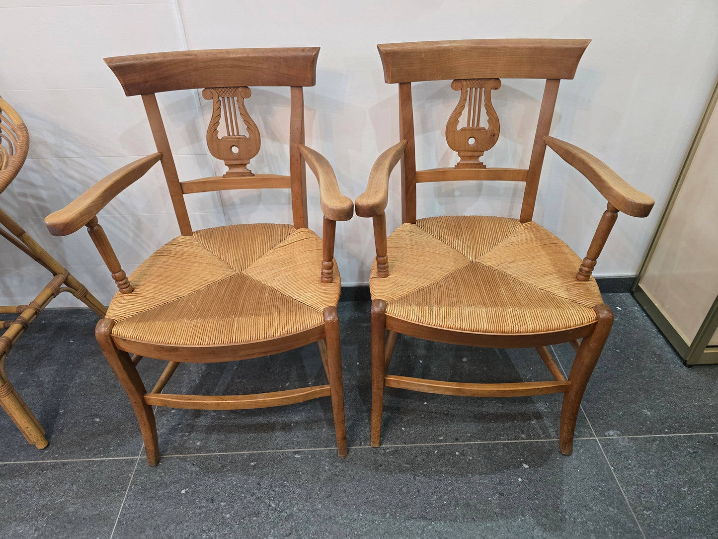 Paire de fauteuils anciens à lyre – assise en paille tressée