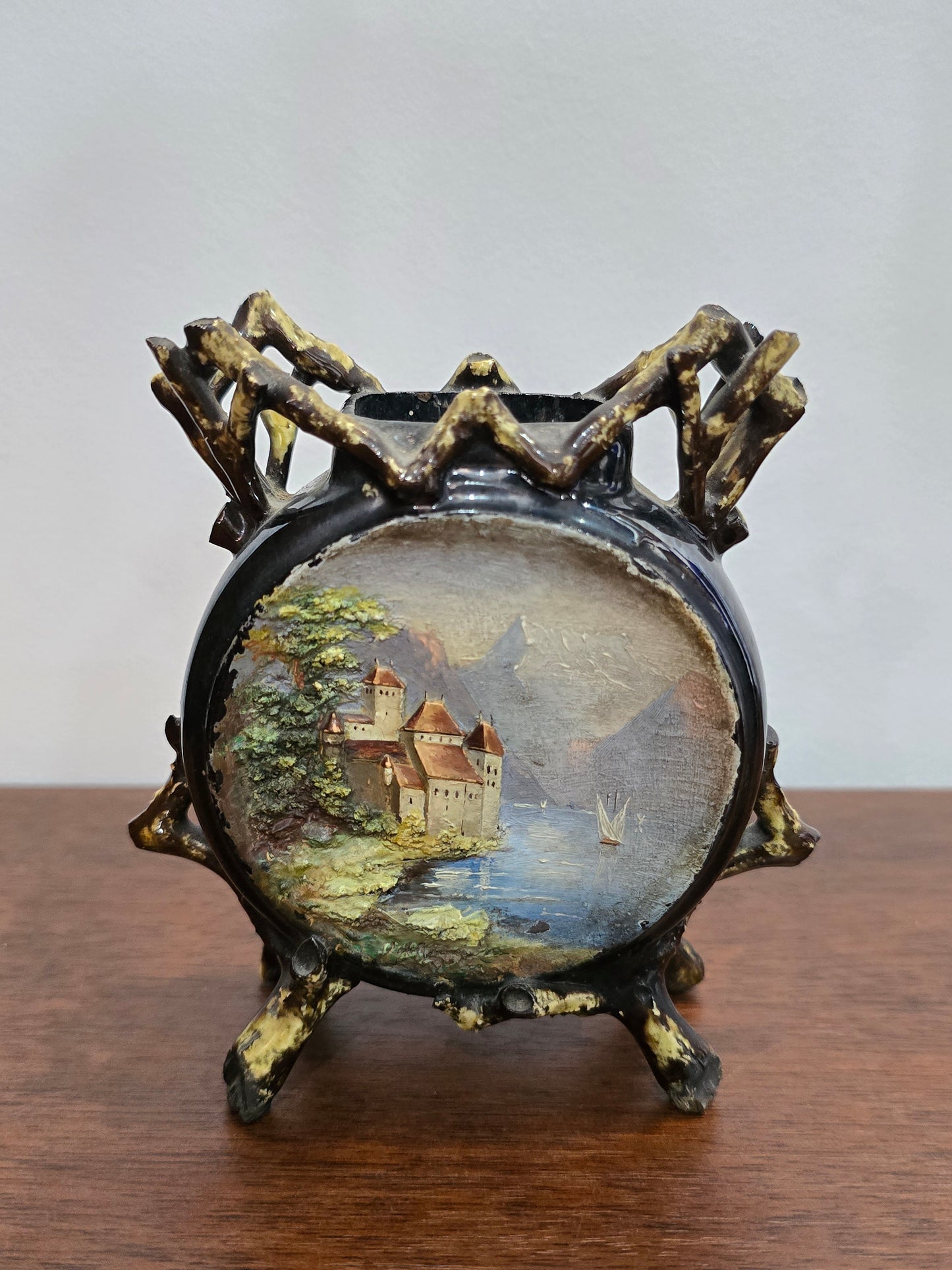 Petit vase décoratif ancien avec peinture de château au bord d’un lac - Circa 1950