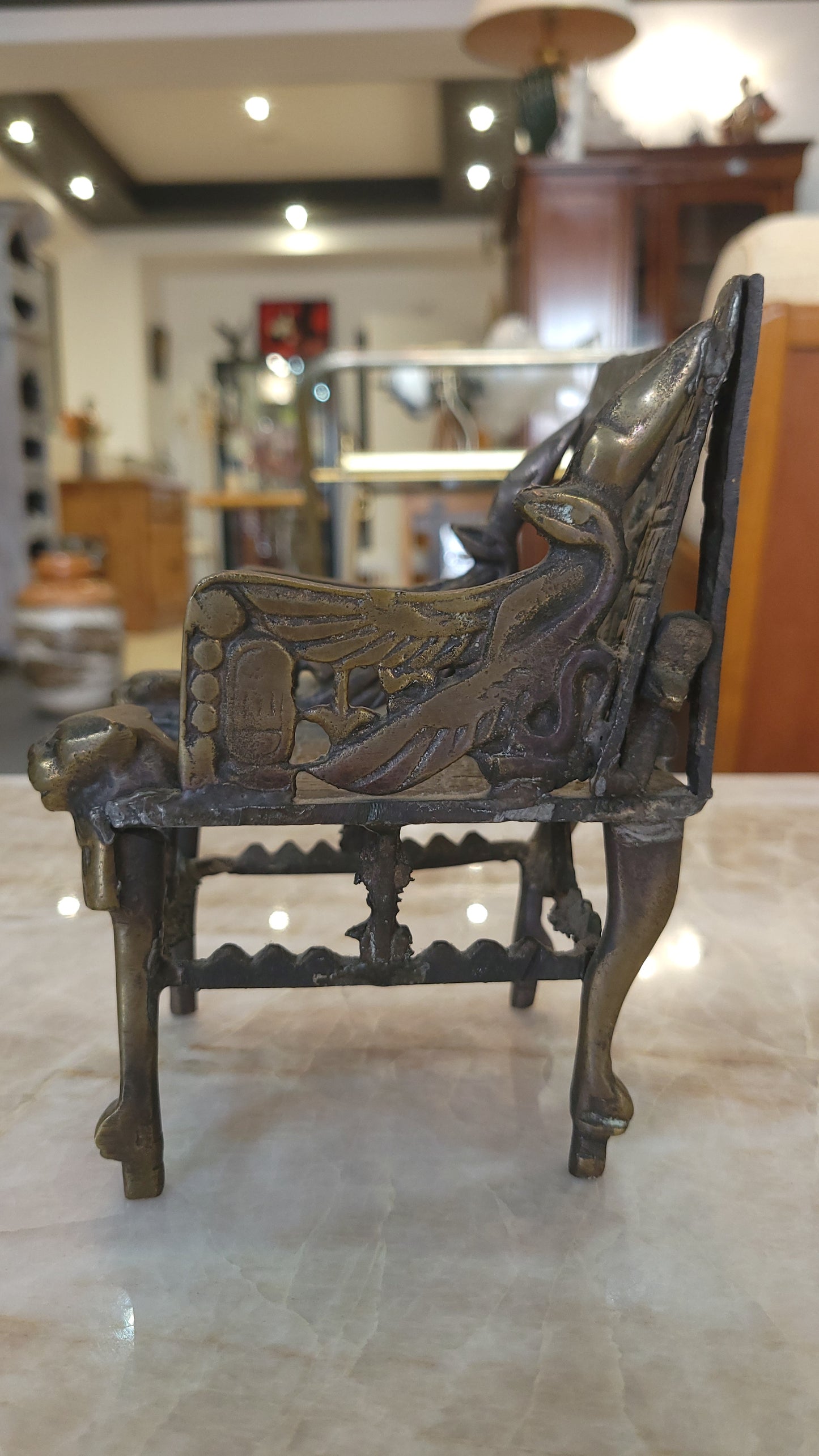 Miniature décorative – Fauteuil trône égyptien en bronze patiné
