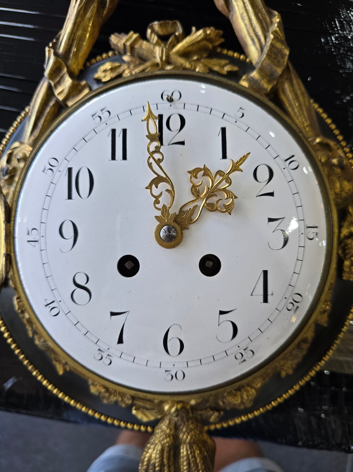 Pendule murale de style Louis XVI en bronze doré – XIXe siècle