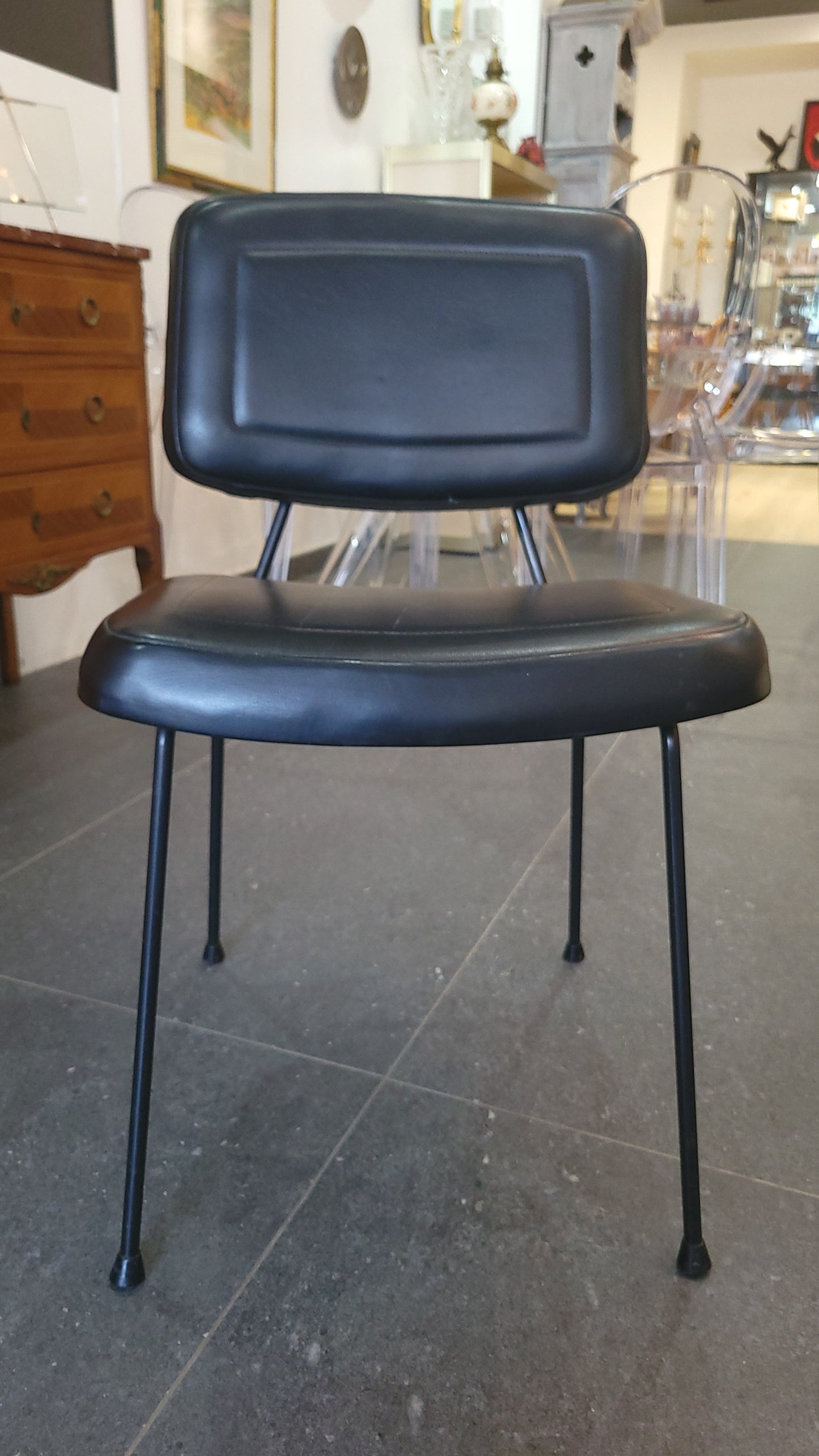 Chaise vintage en cuir noir – modèle 196, Pierre Paulin