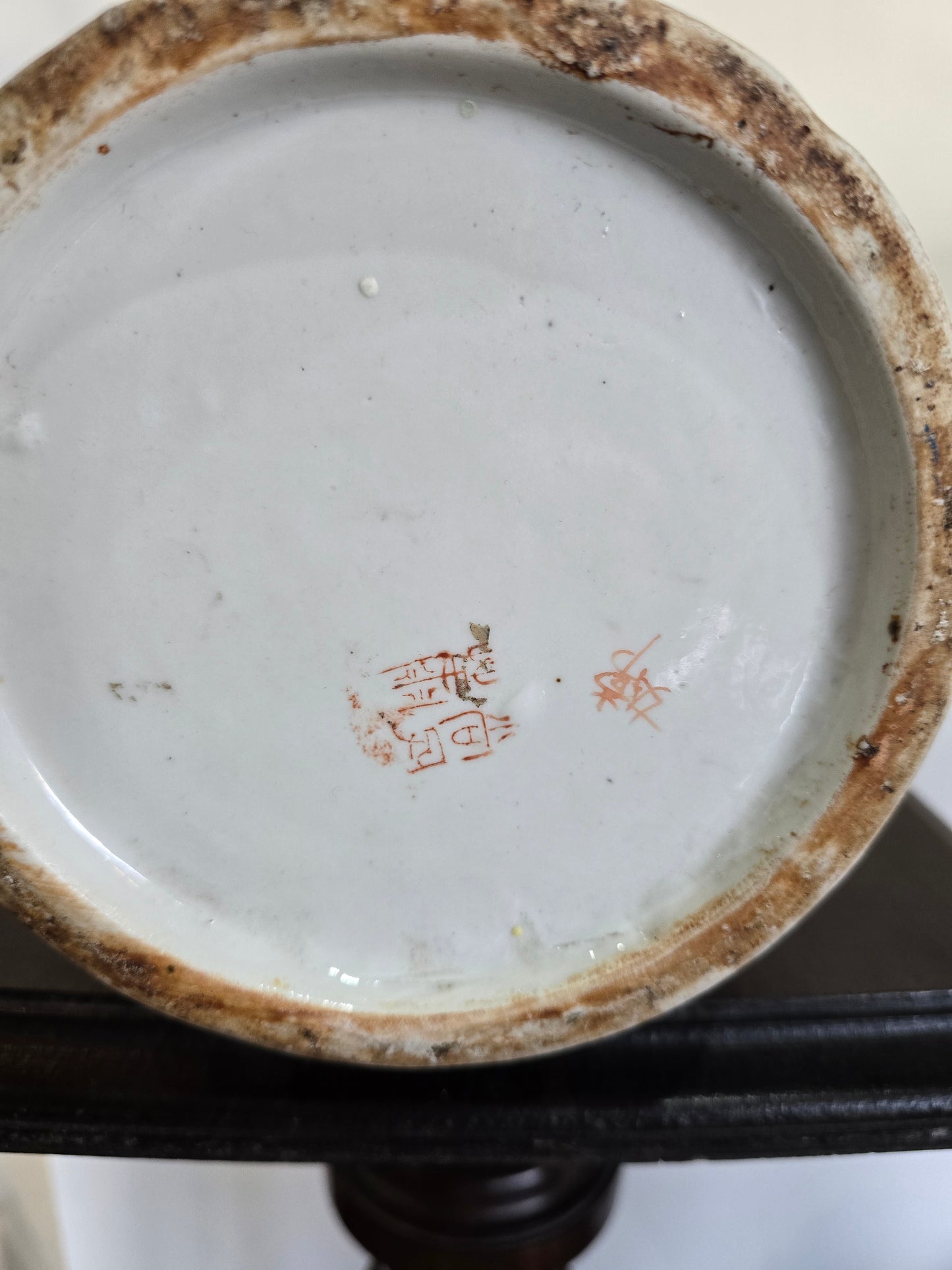 Grand vase chinois en porcelaine polychrome – Décor floral et scènes figurées