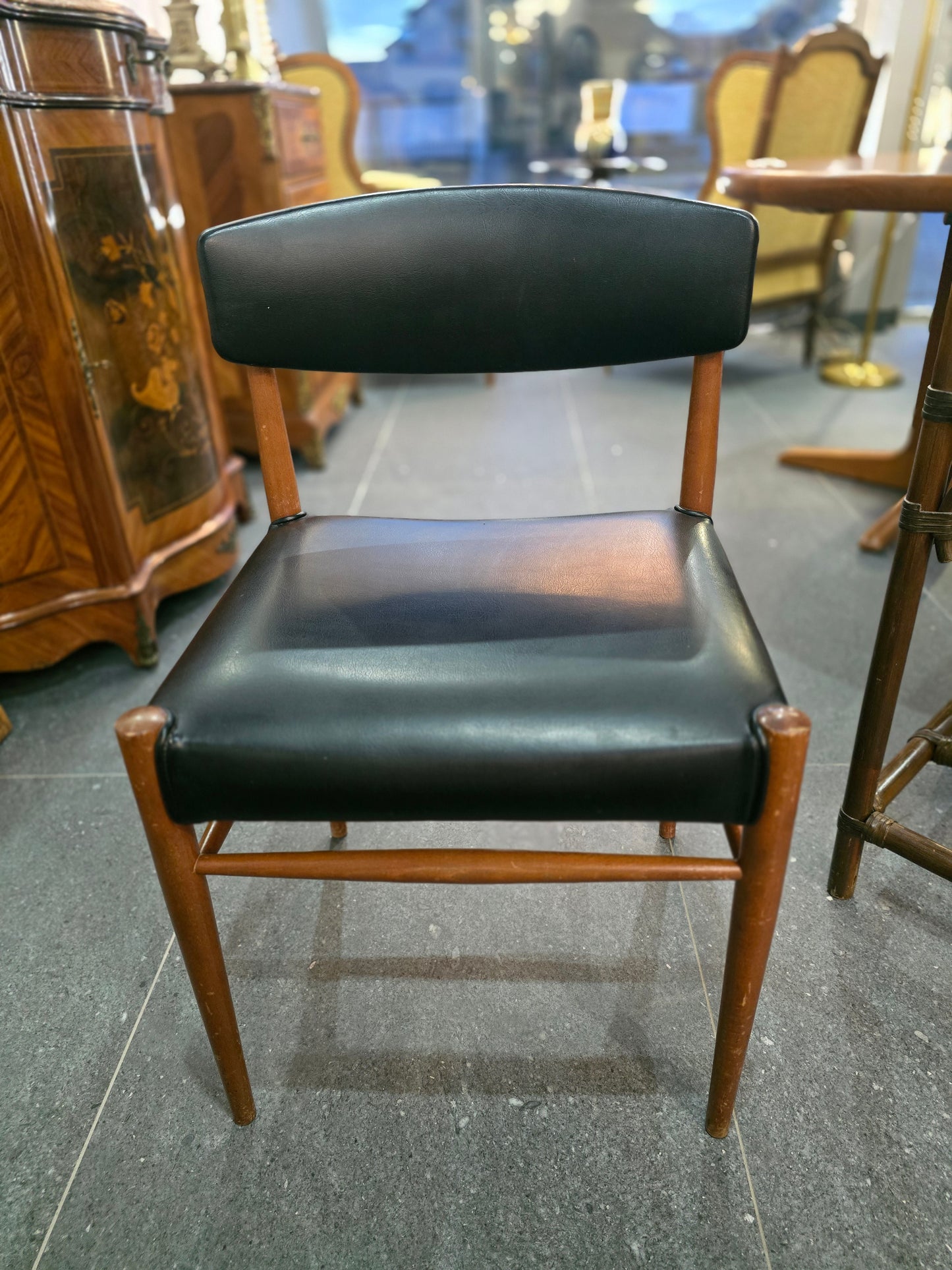 Chaise vintage design scandinave – bois et skaï noir – années 1960
