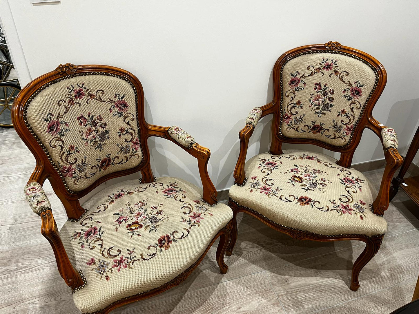 Fauteuils tapissés style Louis XV