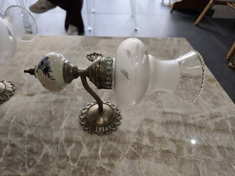Paire d'appliques murales vintage en laiton, porcelaine et verre satiné