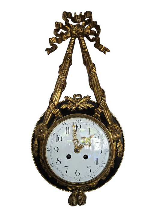 Pendule murale de style Louis XVI en bronze doré – XIXe siècle
