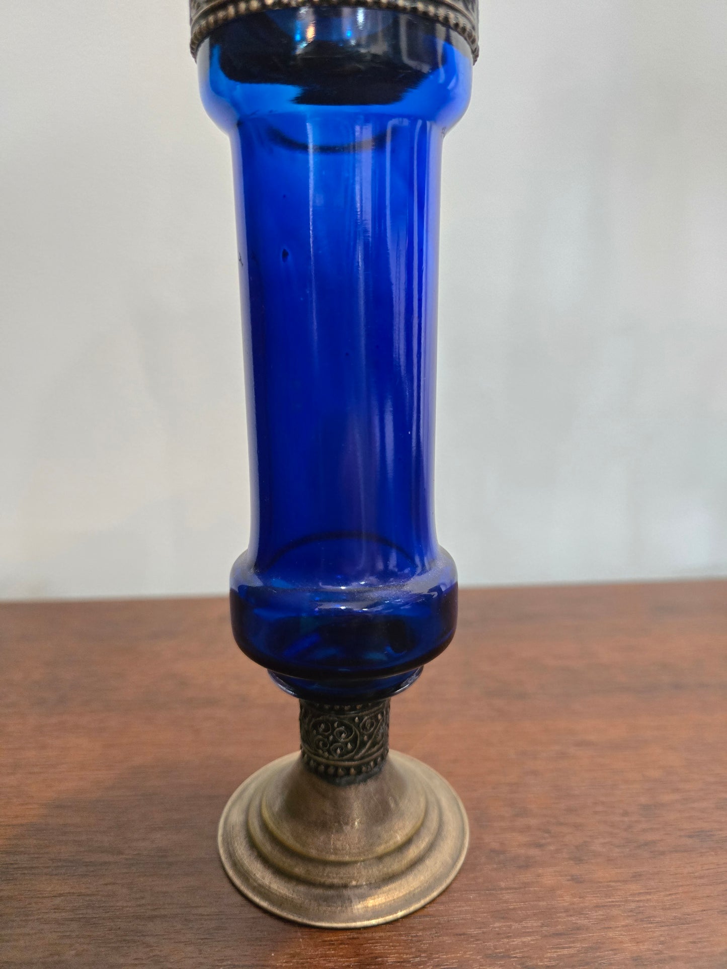 Bougeoir vintage style oriental en verre bleu et métal ciselé – H20 cm