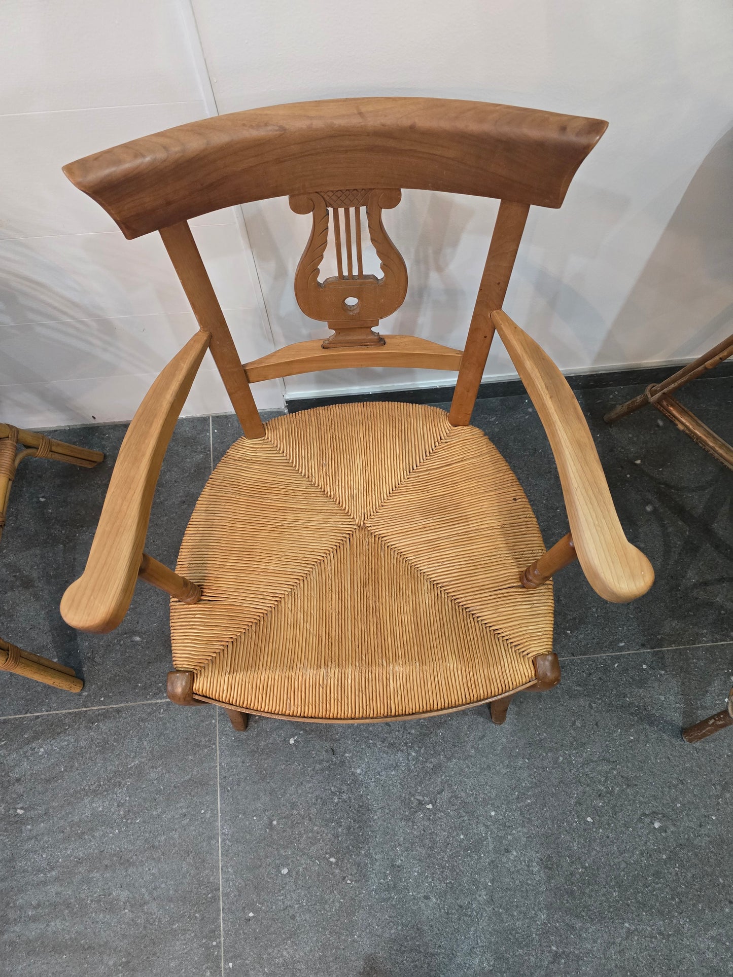 Paire de fauteuils anciens à lyre – assise en paille tressée
