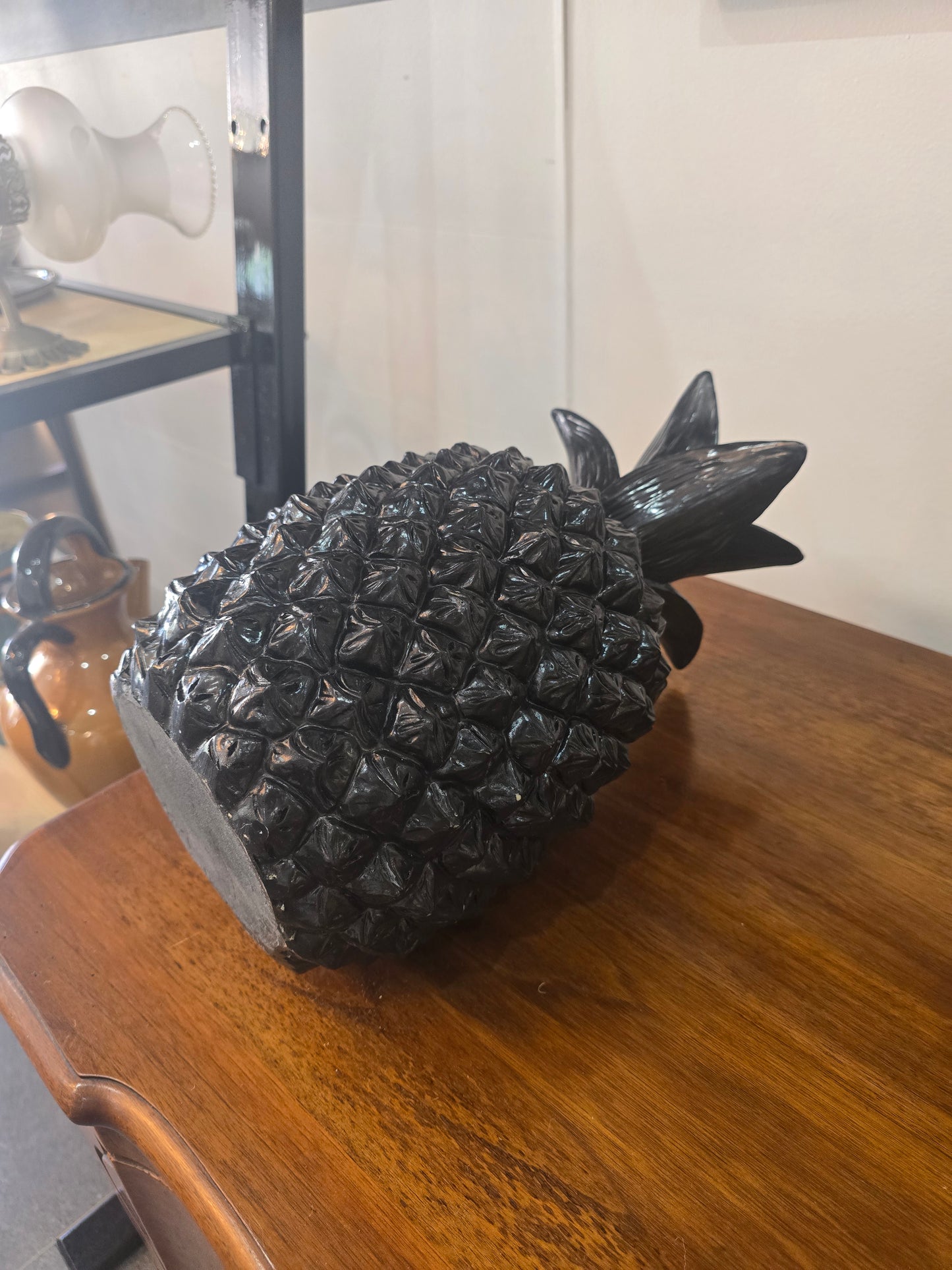 Ananas décoratif noir brillant en résine – objet déco exotique chic