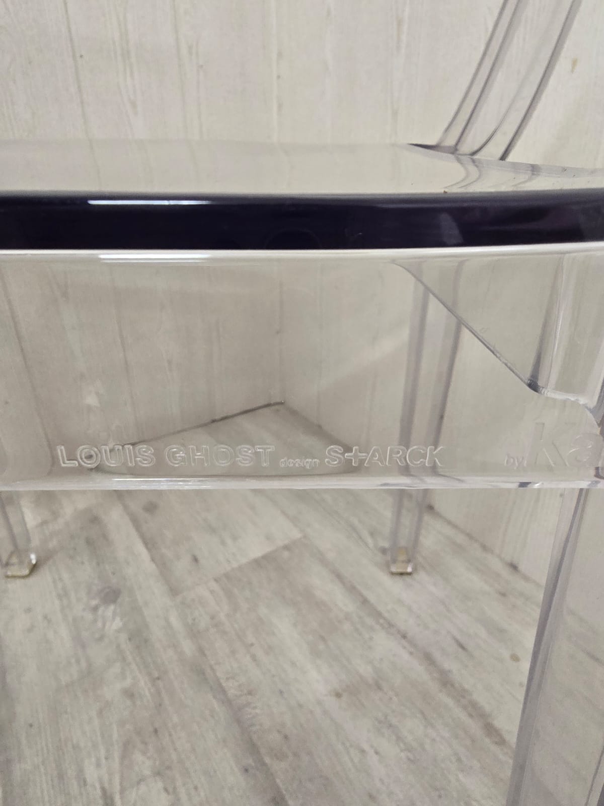 Ensemble Philippe Starck pour Kartell – Table Sir Gio & 4 fauteuils Louis Ghost