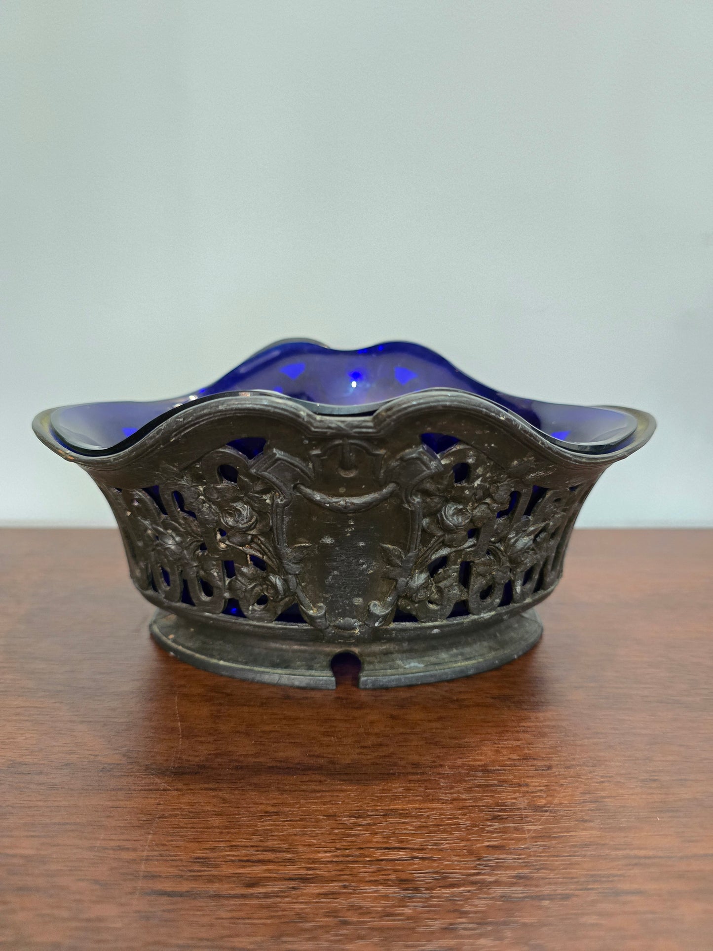 Coupe ancienne en verre bleu cobalt et monture en métal – Orfèvrerie Dilecta