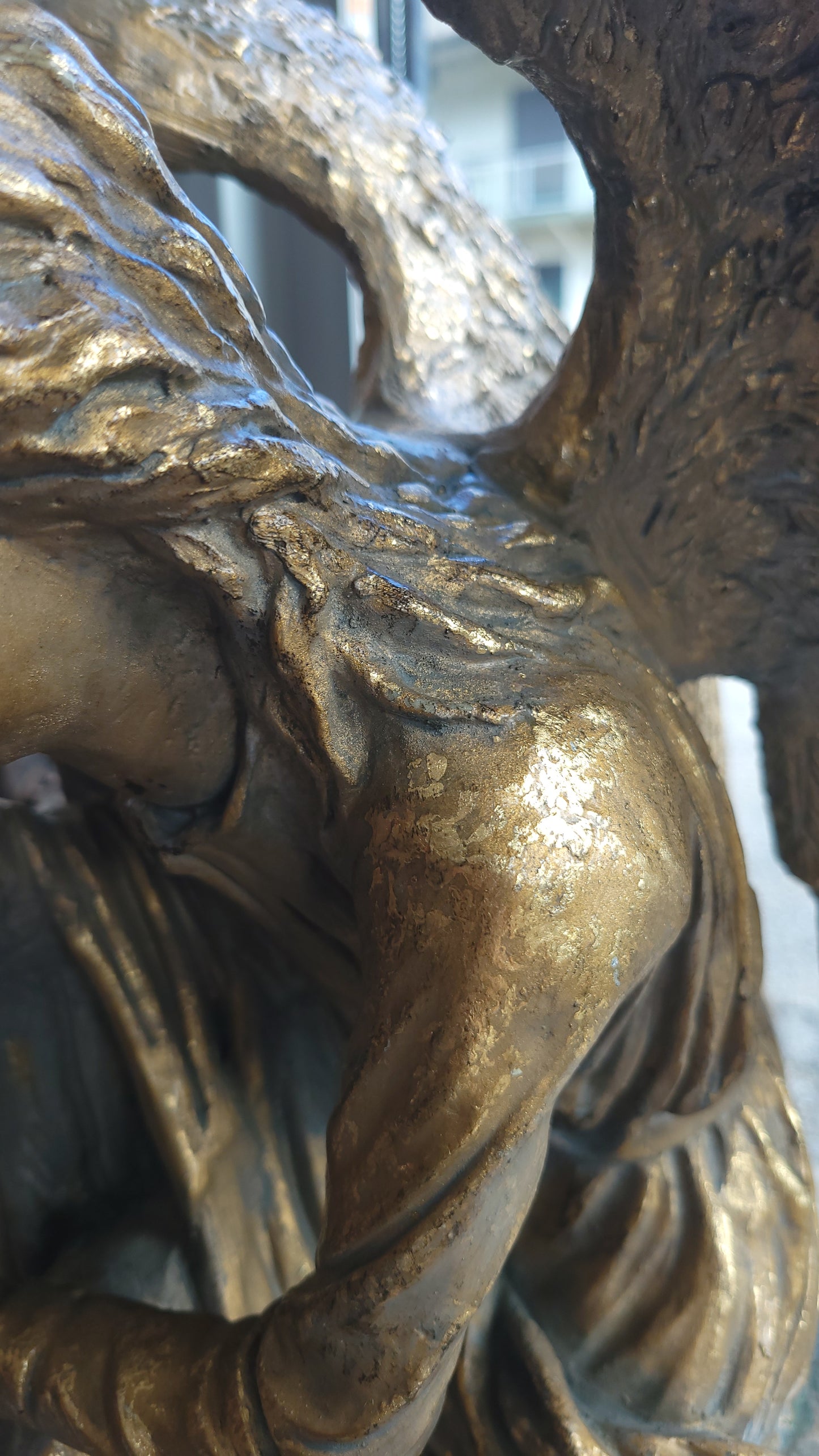 Sculpture d’ange agenouillé avec candélabre – Résine dorée