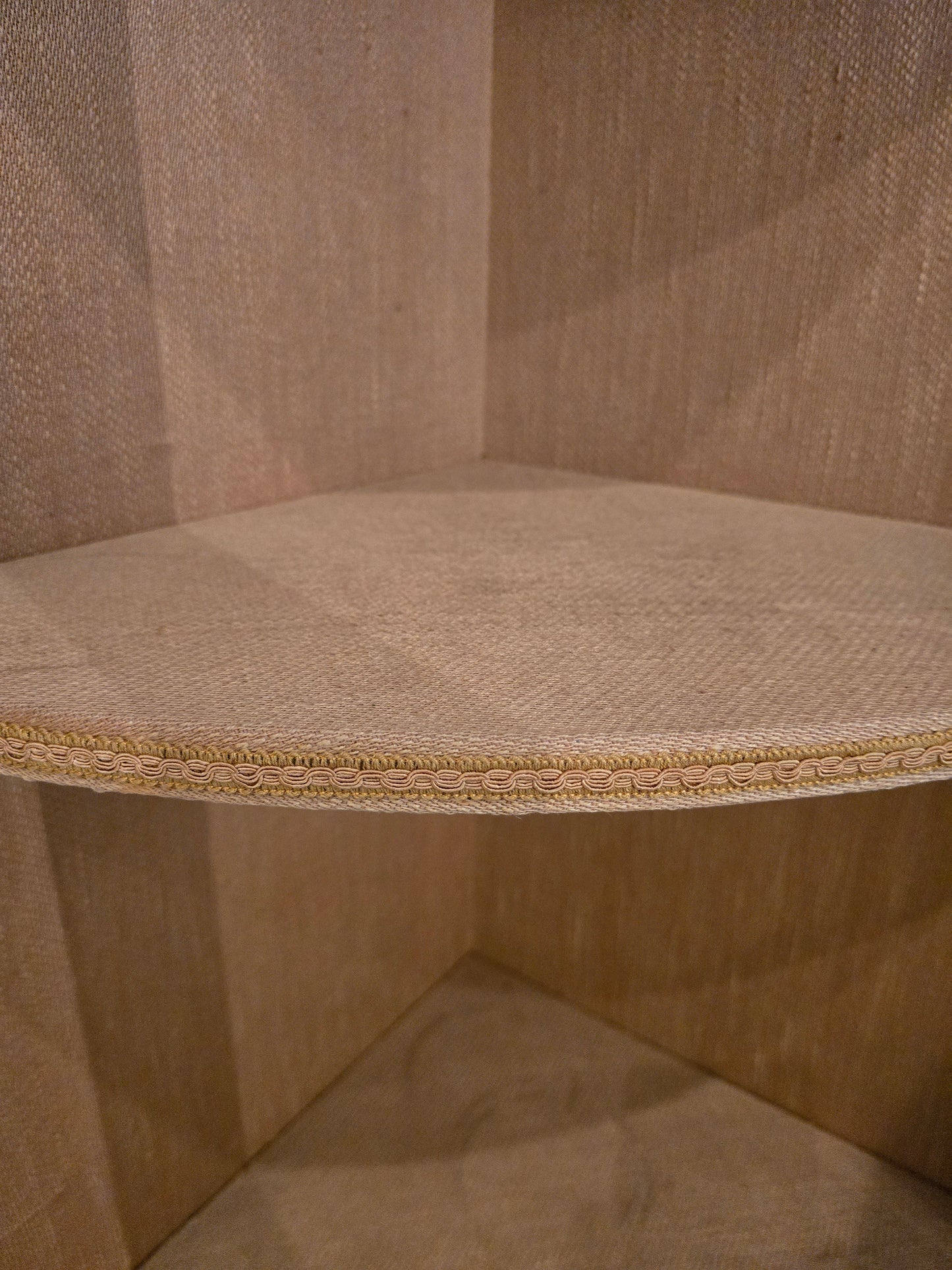 Vitrine d’encoignure ancienne en bois marqueté — Travail début XXe