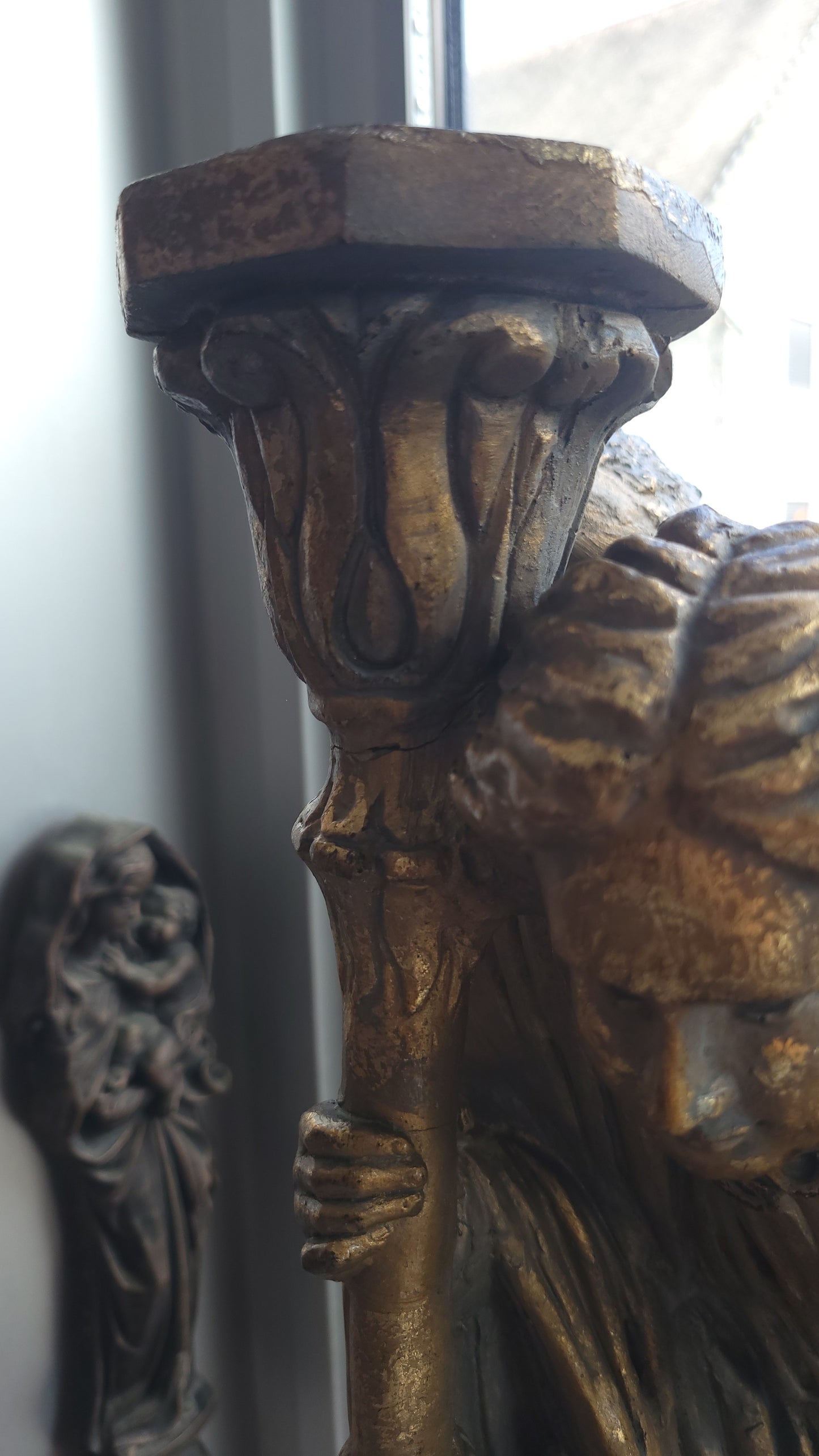 Sculpture d’ange agenouillé avec candélabre – Résine dorée
