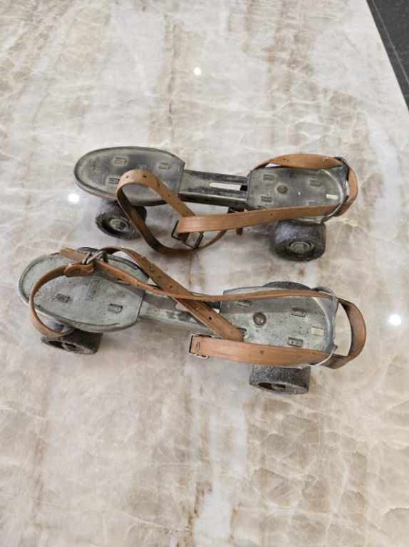 Paire de patins à roulettes vintage Speedy Junior en métal et cuir – Années 50
