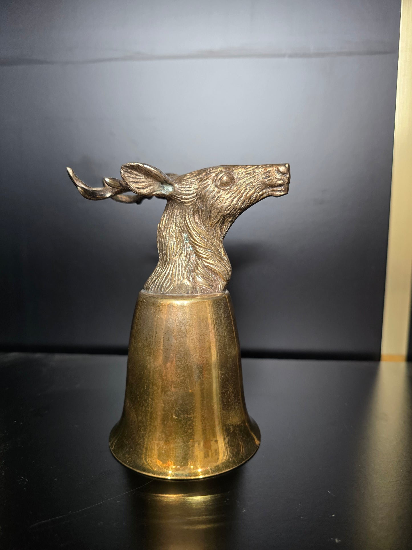 Verre en laiton à motif de cerf – style chasseur