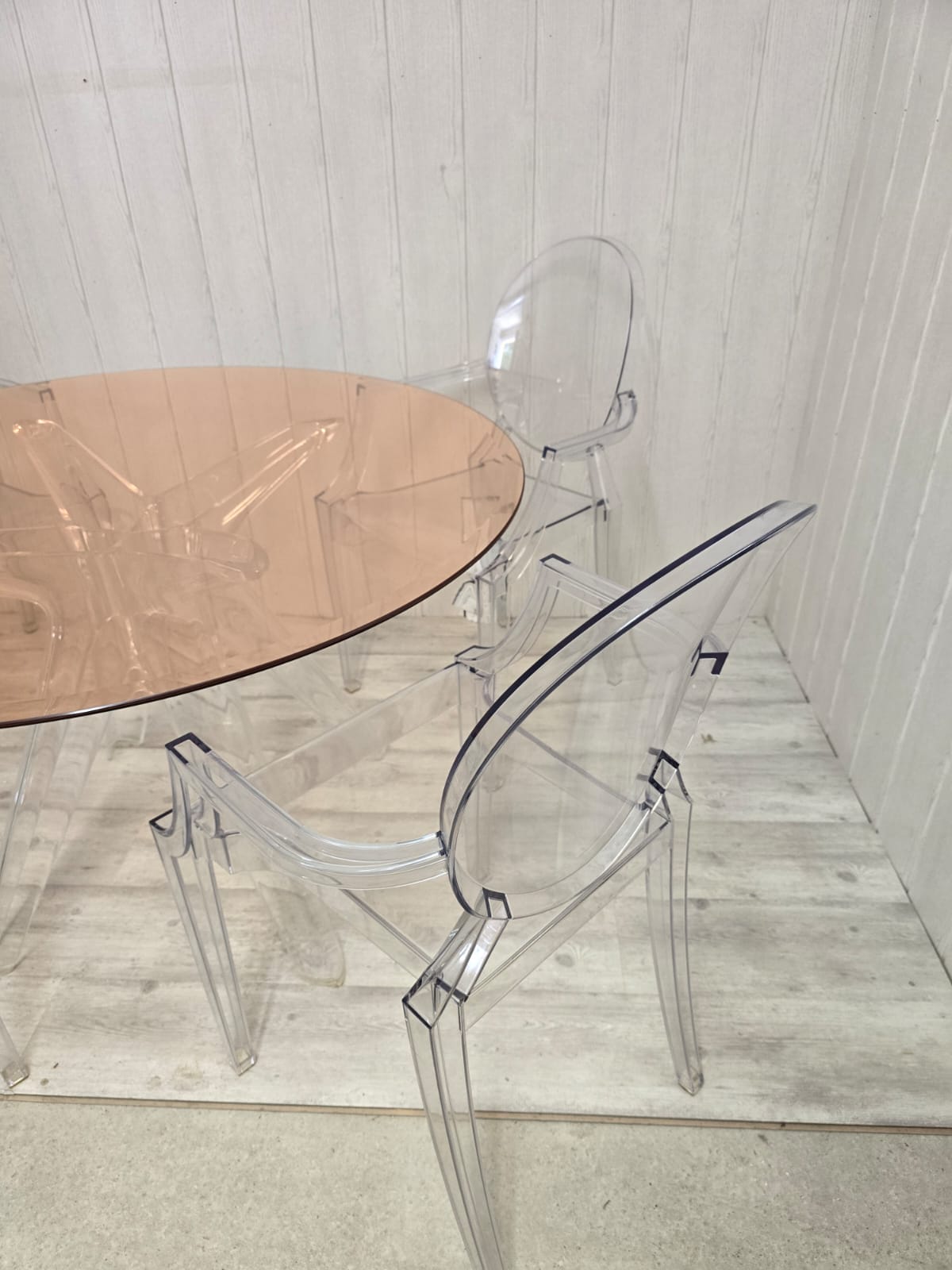Ensemble Philippe Starck pour Kartell – Table Sir Gio & 4 fauteuils Louis Ghost