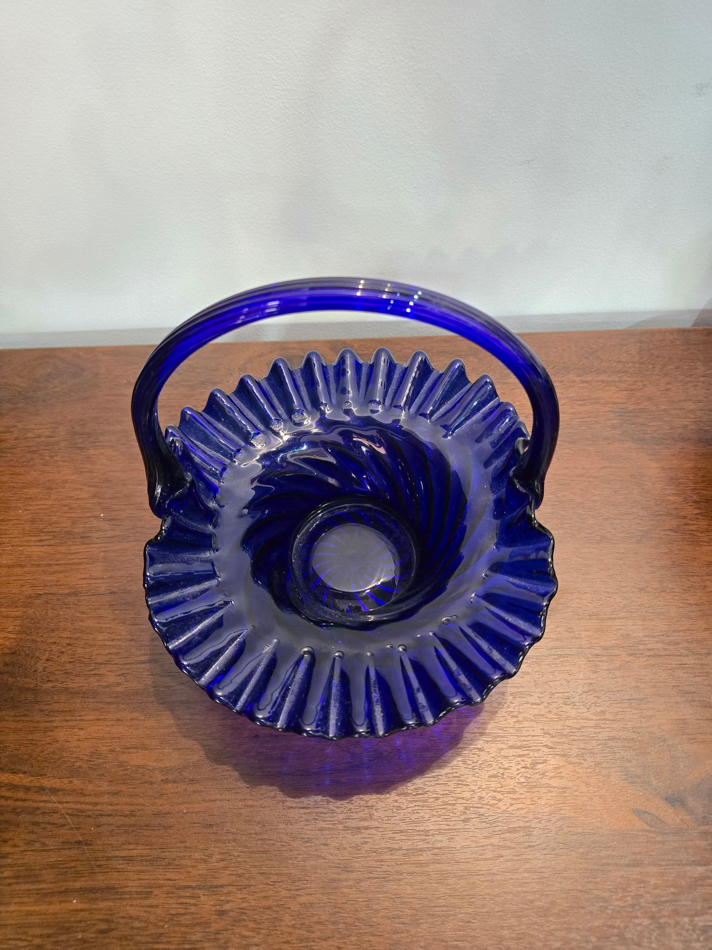 Panier en verre bleu cobalt soufflé à la main