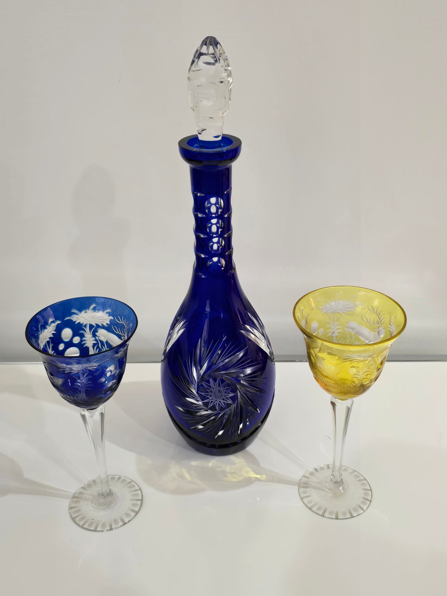 Carafe en cristal de bohème bleuté verre déglacer à l’acide décore forêt