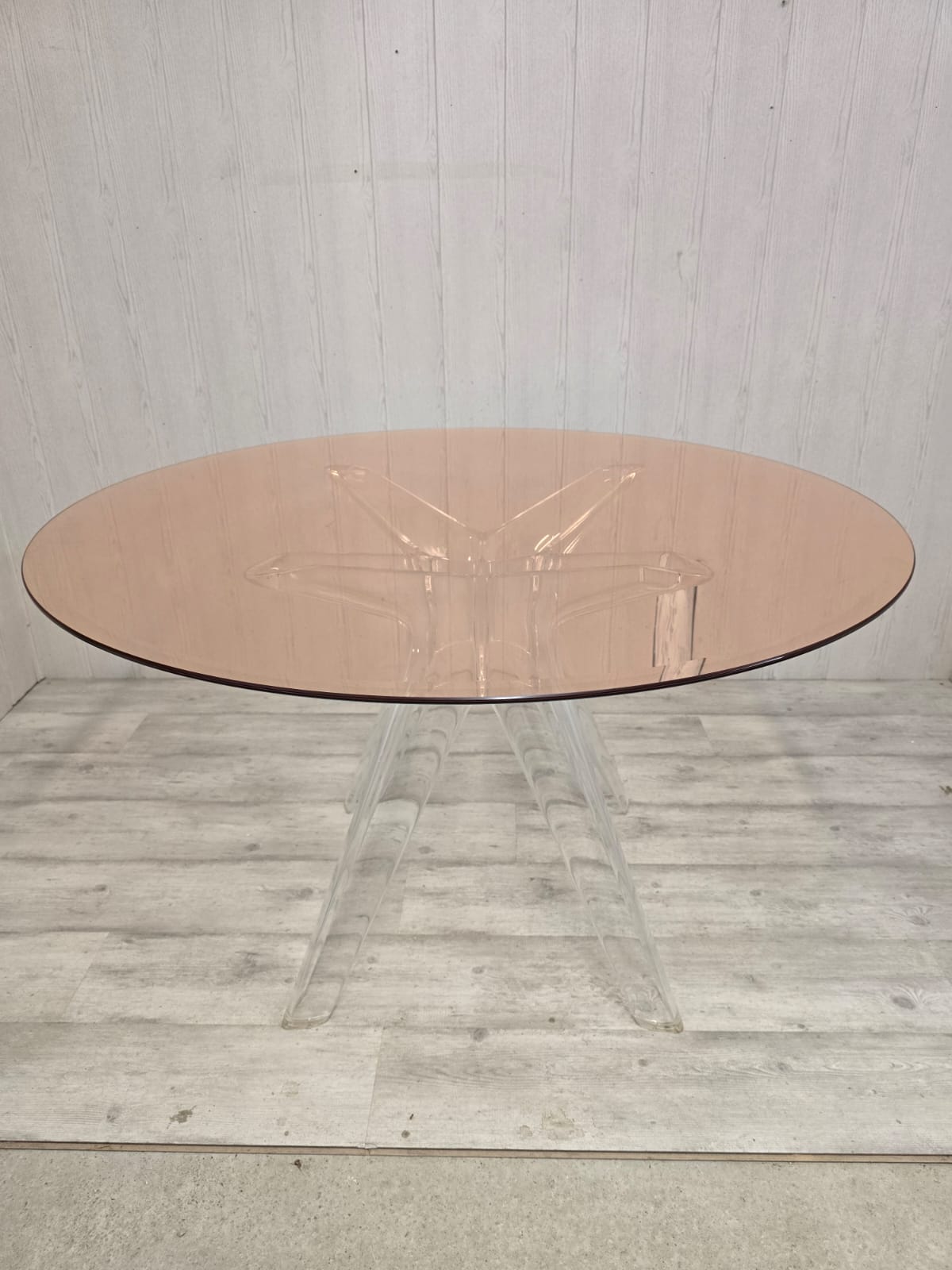 Ensemble Philippe Starck pour Kartell – Table Sir Gio & 4 fauteuils Louis Ghost