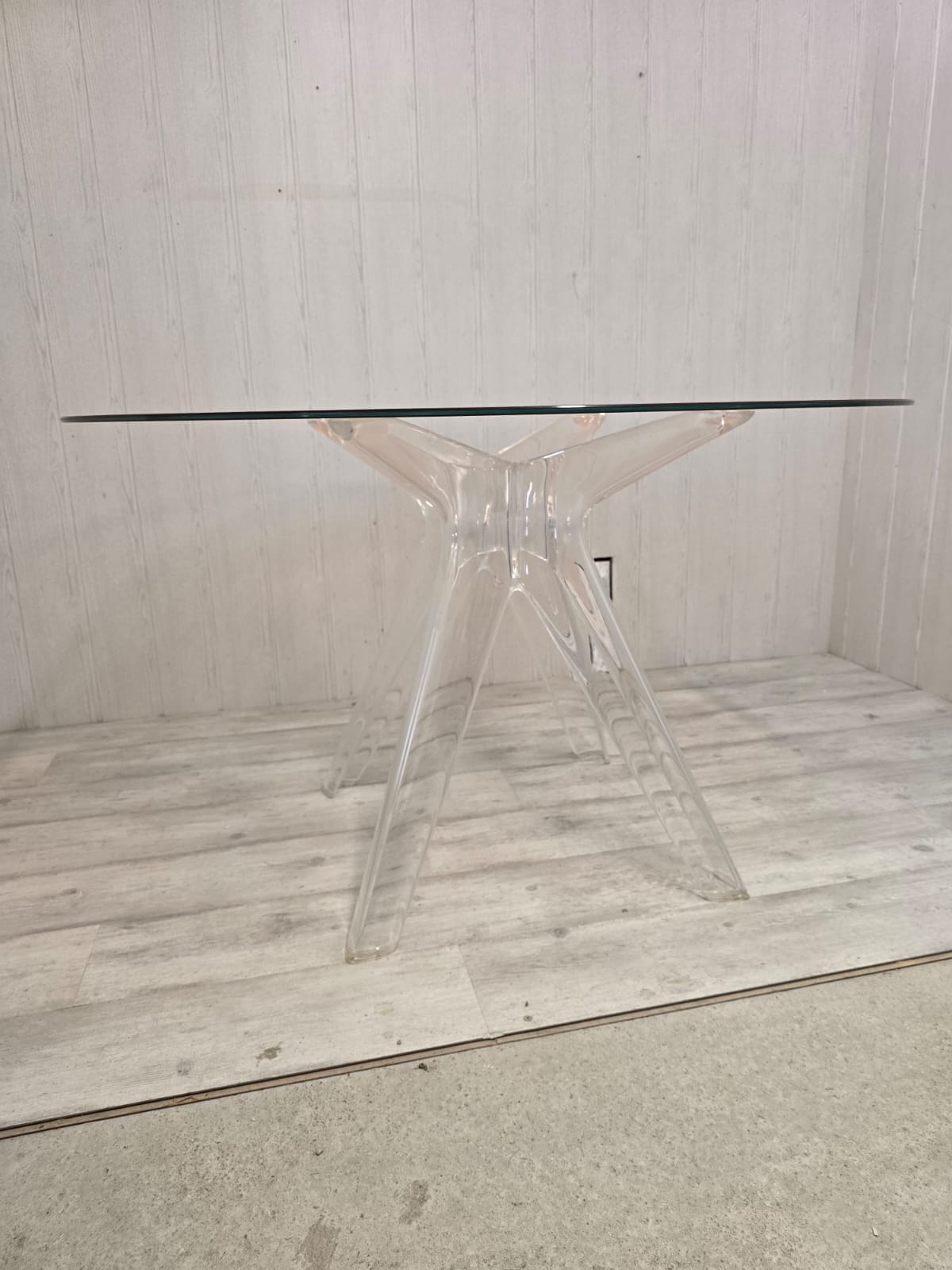 Ensemble Philippe Starck pour Kartell – Table Sir Gio & 4 fauteuils Louis Ghost