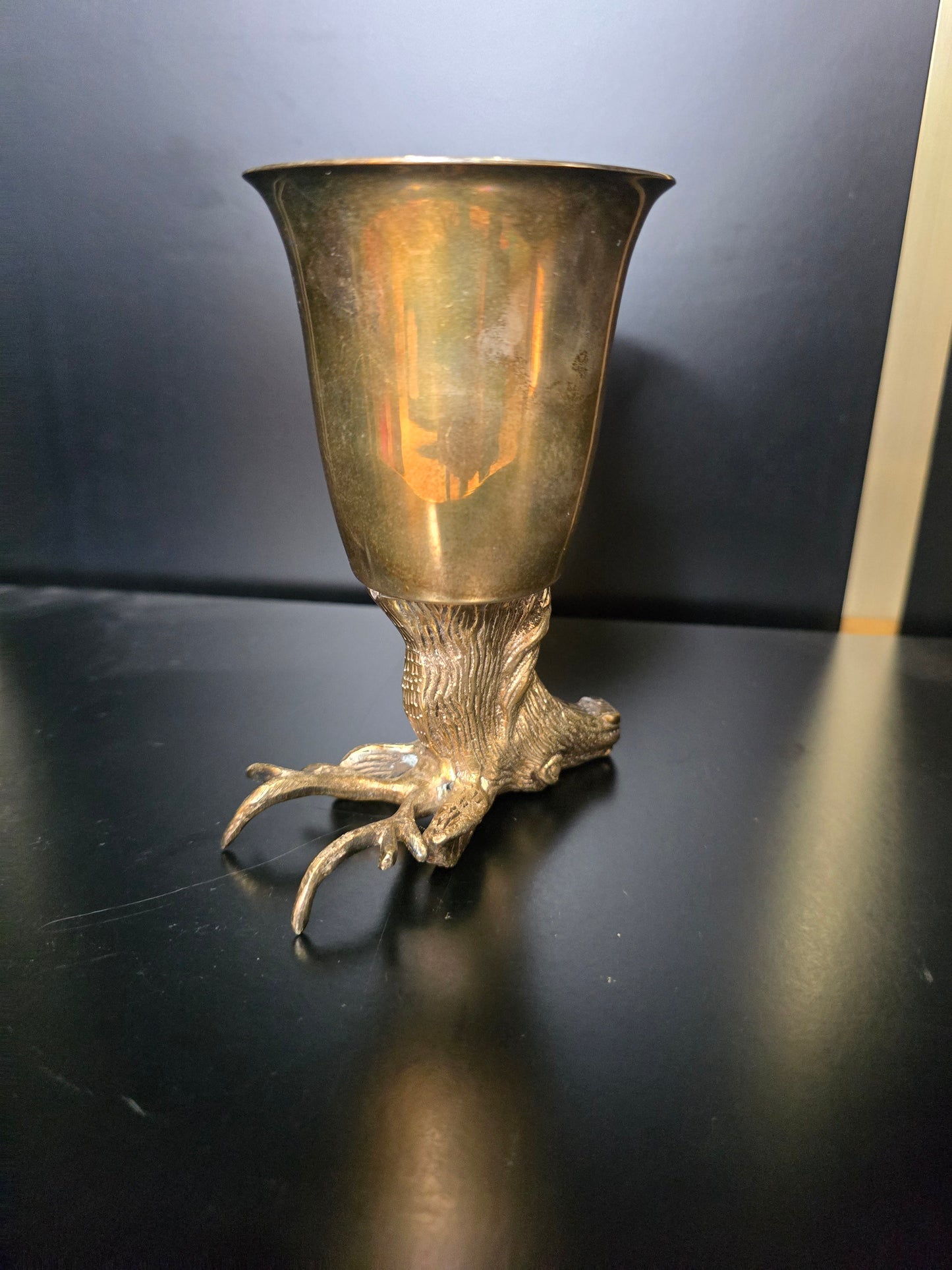 Verre en laiton à motif de cerf – style chasseur