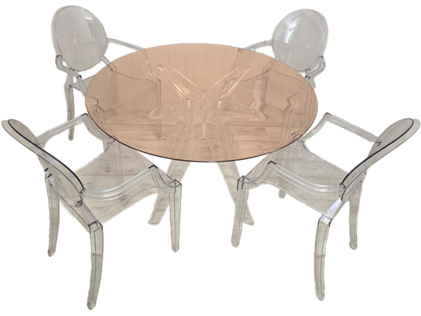 Ensemble Philippe Starck pour Kartell – Table Sir Gio & 4 fauteuils Louis Ghost