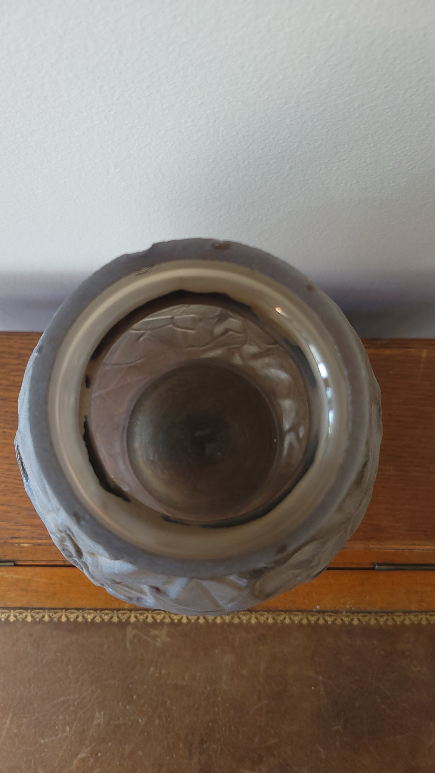 Vase ancien en verre moulé dépoli