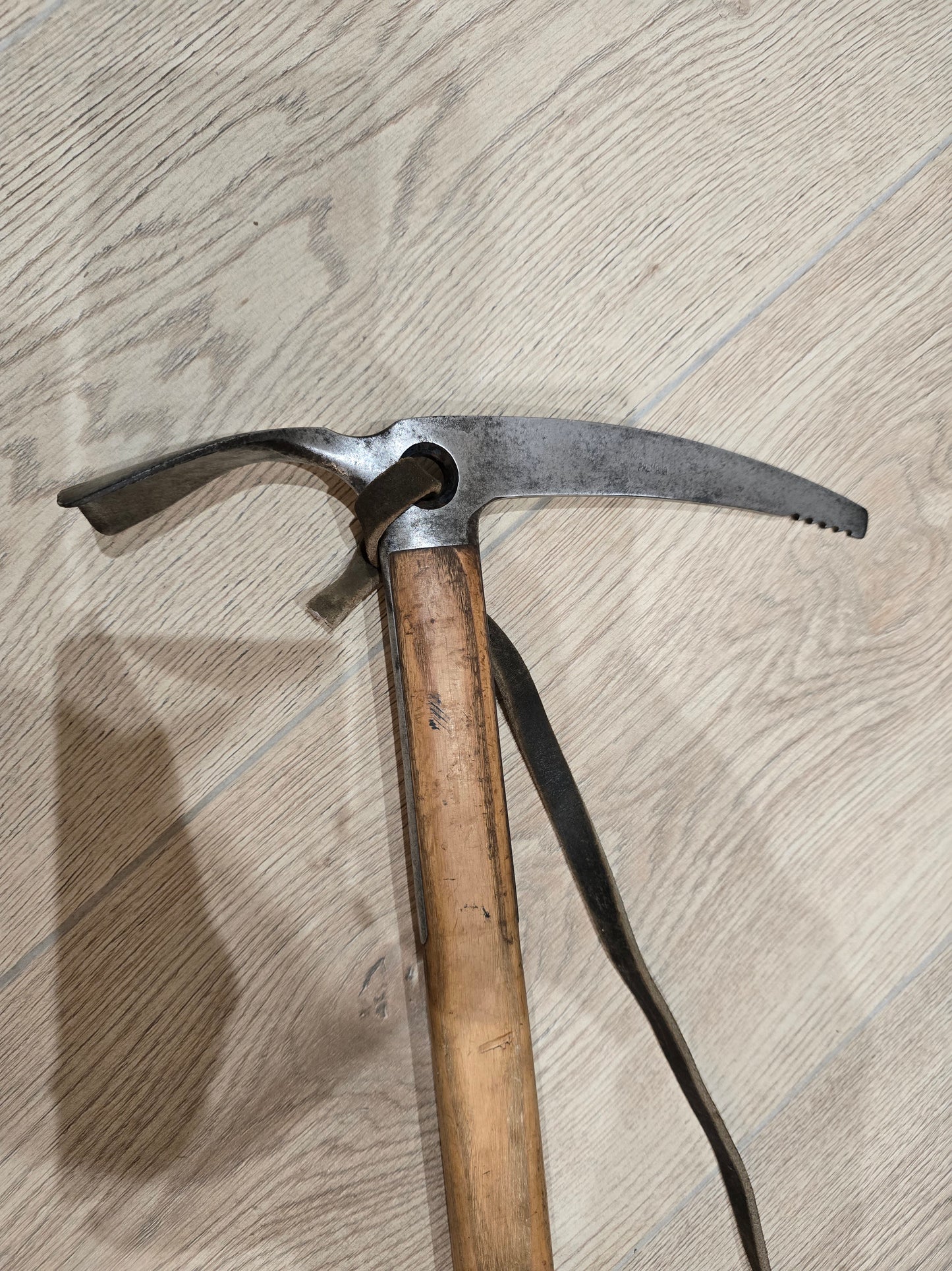 Piolet ancien CAMP – Premana (Italie), années 1950/1970