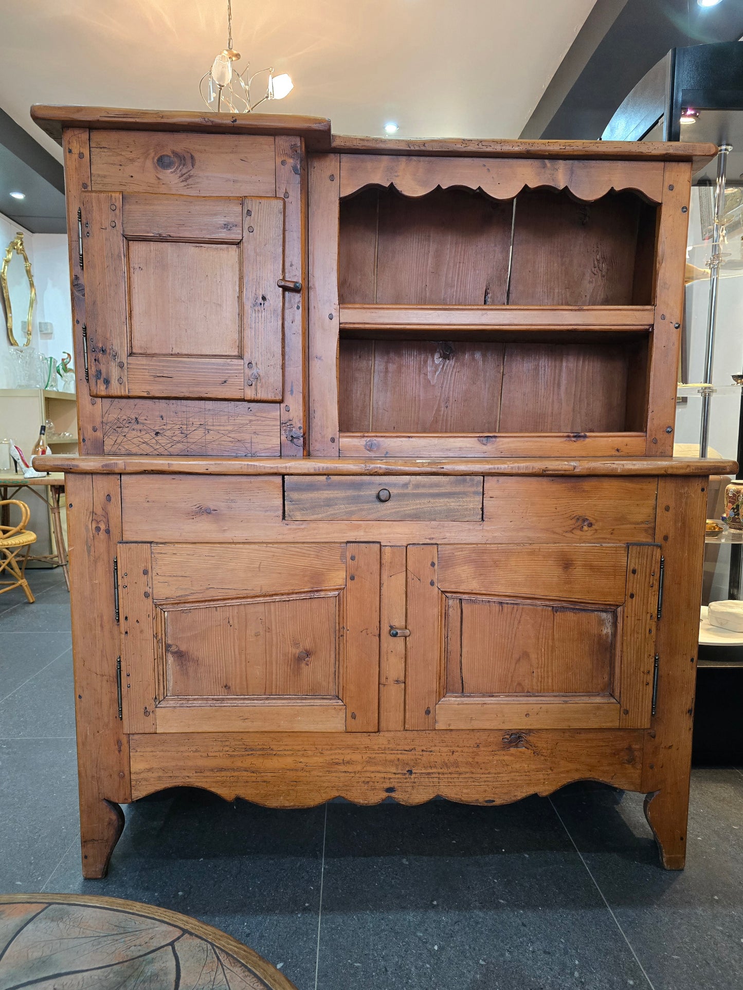 Buffet deux-corps rustique en bois massif