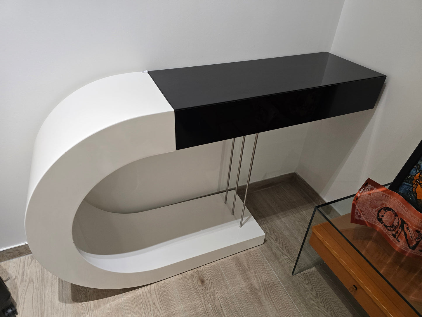 Console design noir et blanc