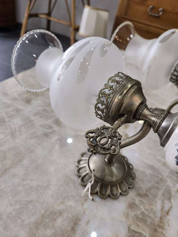 Paire d'appliques murales vintage en laiton, porcelaine et verre satiné