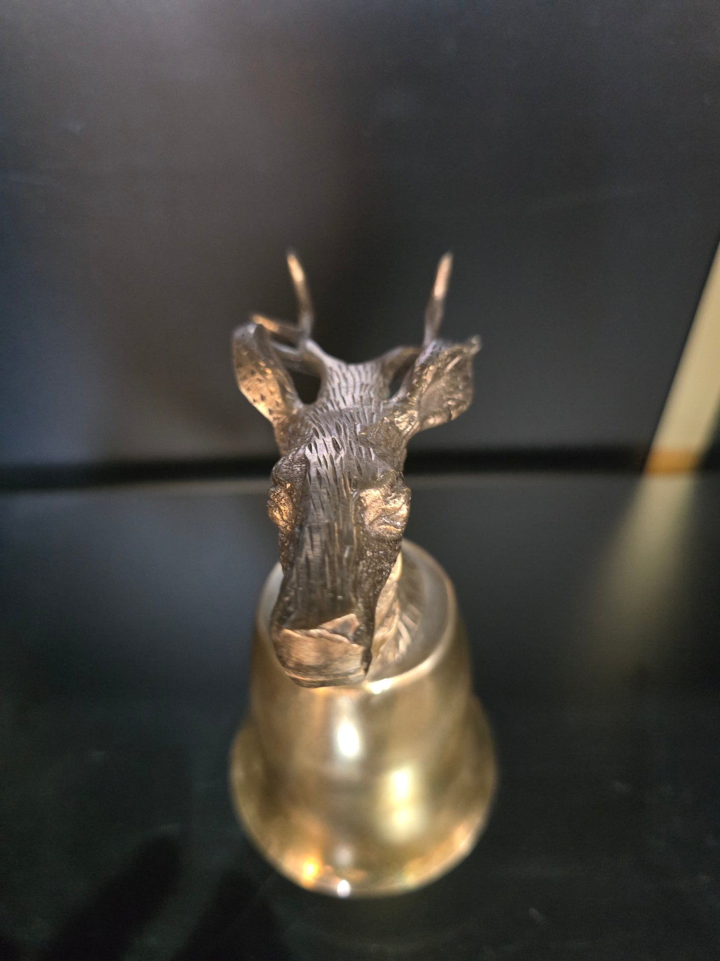 Verre en laiton à motif de cerf – style chasseur