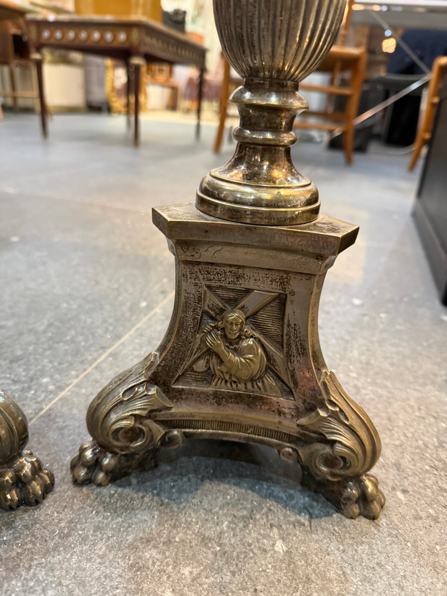 Paire de grands bougeoirs en métal argenté – Style classique – XXe siècle