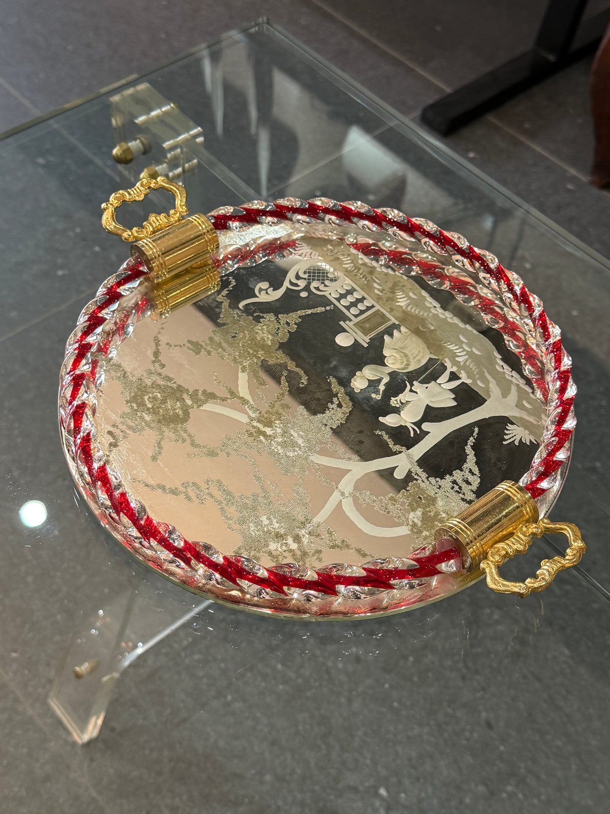 Plateau miroir gravé à bordure en verre torsadé rouge & blanc  Murano / Venise (c. 1940–1950)