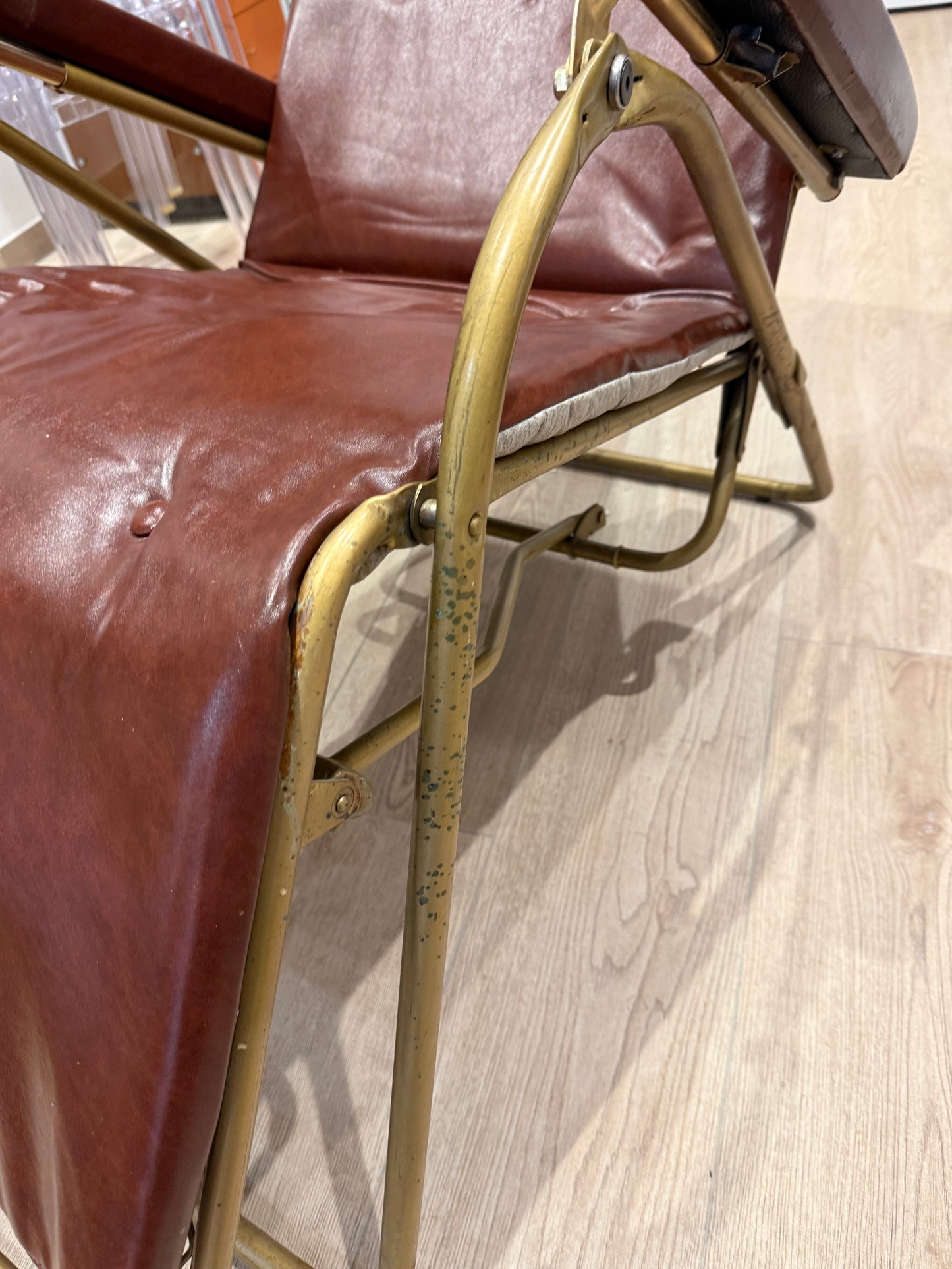 Fauteuil relax inclinable LAMA en cuir marron et structure tubulaire – Italie – Années 1960/1970