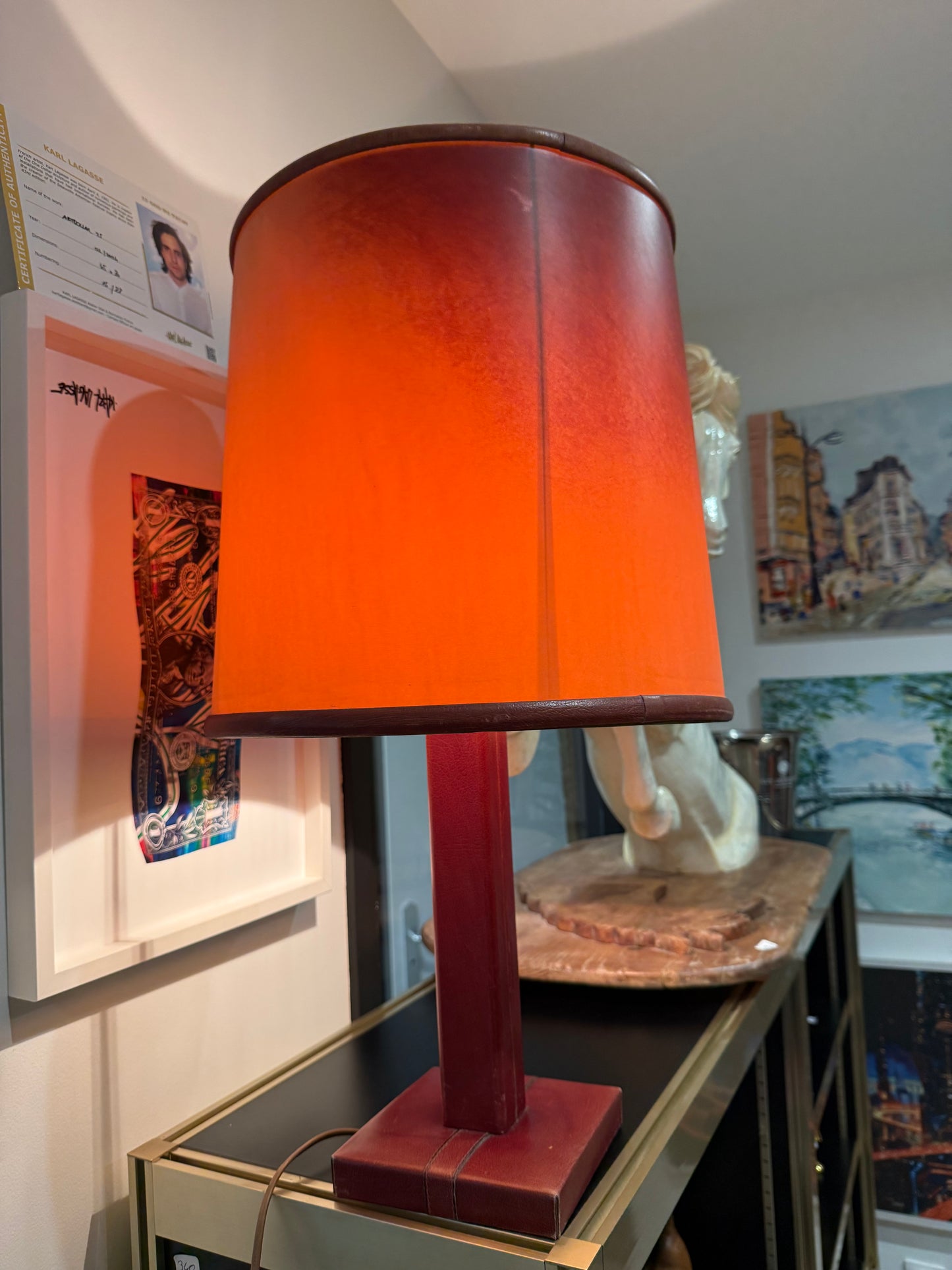 Lampe de table LE TANNEUR en cuir bordeaux – Design français – 65 cm